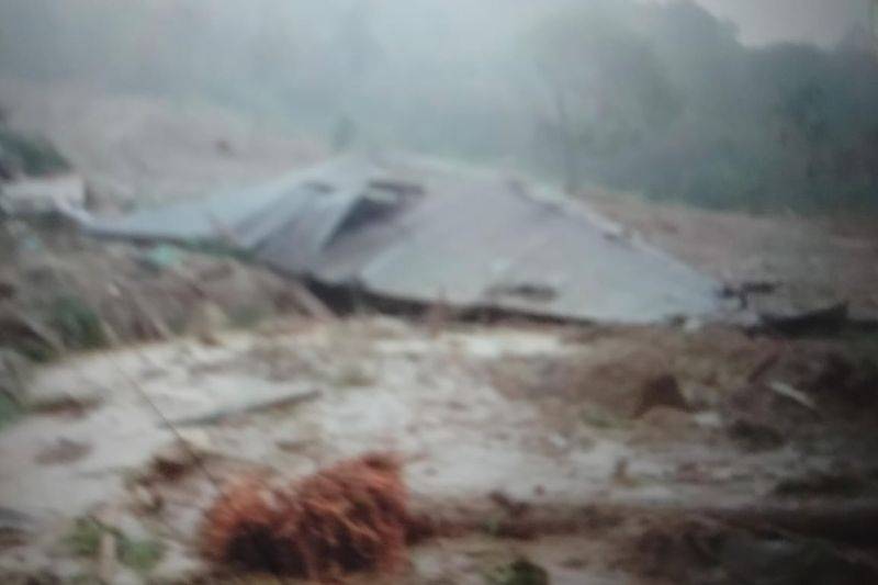 Rumah warga Ariki, Nagari Dalko, Kecamatan Tanjung Raya, Kabupaten Agam tertimbun tanah longsor, Kamis (27/11/2025). ANTARA-Diskominfo Agam.