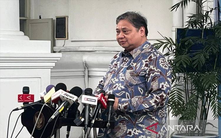 Menteri Koordinator Bidang Perekonomian Airlangga Hartarto memberikan keterangan pers di Kompleks Istana Kepresidenan, Jakarta, Kamis (27/11/2025). (ANTARA/Fathur Rochman)