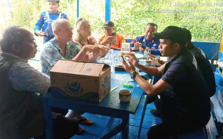 Kapal Bocor, Sepasang Wisatawan Asal Belgia Terdampar di Pantai Satiruk Kotim