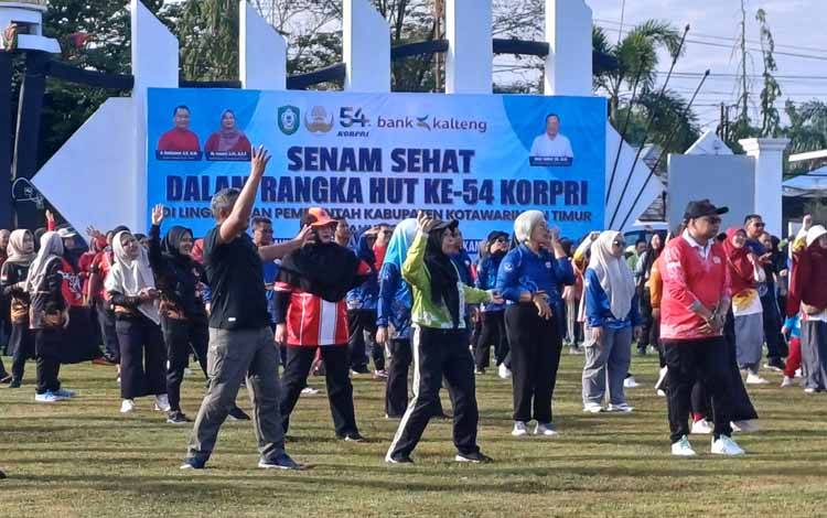 Senam bersama HUT ke-54 Korpri di Halaman Kantor Bupati Kotawaringin Timur, Jumat, 2 November 2025. (FOTO: DEWIP)