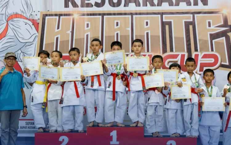 Tim Binaan Dojo Brimob Pangkalan Bun Borong 56 Medali di Kejuaraan Karate Bupati Kobar Cup 2025
