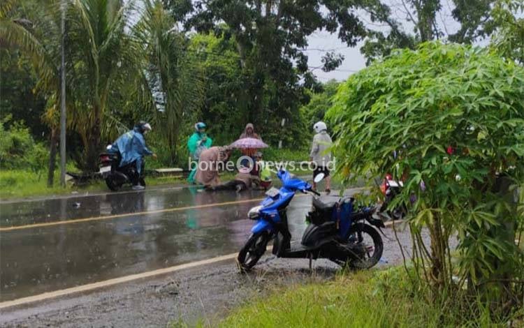 Lakalantas di Jalan Trans Kalimantan, Pemotor Wanita Tergeletak di Aspal