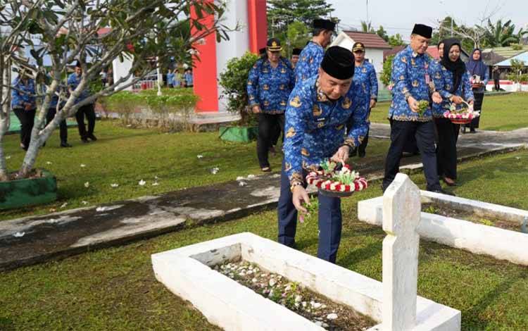 Pemkab Kapuas Tabur Bunga di Makam Pahlawan Peringati HUT Korpri ke-54