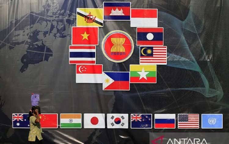Arsip foto - Seorang pejalan kaki melintas di depan sebuah baliho bergambar logo ASEAN serta sejumlah bendera anggota negara-negara ASEAN dan negara mitra wicara di Jalan Bypass Ngurah Rai, Denpasar, Bali, Sabtu (12/11/2011). FOTO ANTARA/Widodo S. Jusuf/hp/aa.