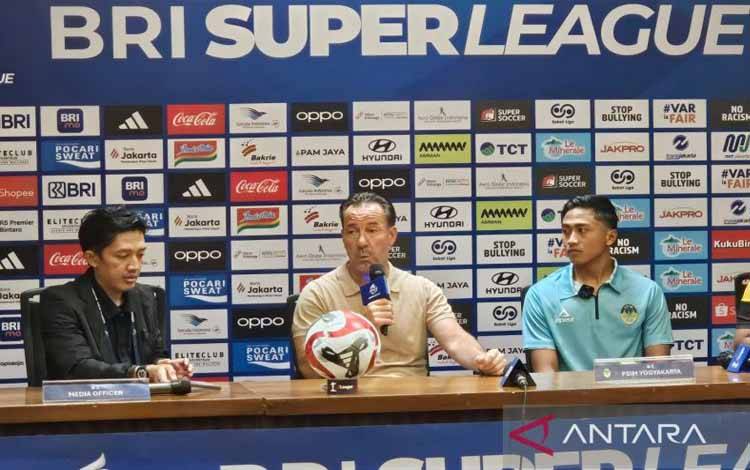 Pelatih PSIM Yogyakarta Jean-Paul van Gastel menjawab pertanyaan pewarta pada jumpa pers setelah pertandingan BRI Super League melawan Persija Jakarta di Stadion Utama Gelora Bung Karno, Jakarta, Jumat (28/11/2025). (ANTARA/RAUF ADIPATI)