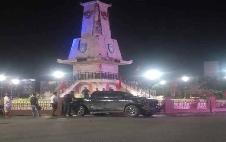 Pecah Ban, 2 Mobil Hantam Pagar Pembatas Bundaran Tugu 17 Mei