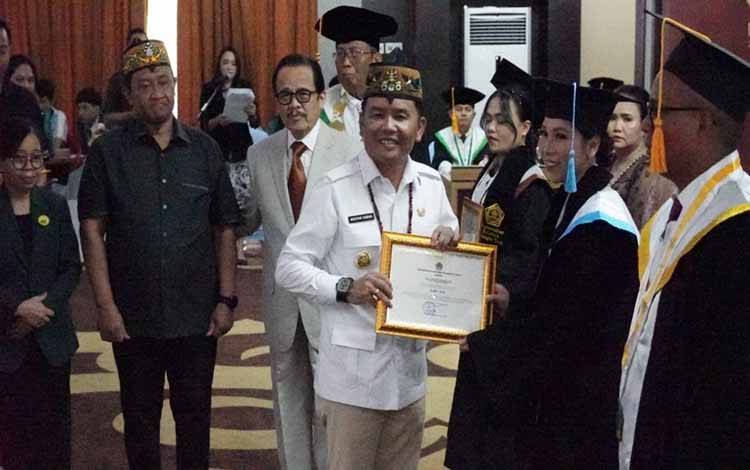Gubernur Kalteng Minta Lulusan UKPR Jaga Karakter dan Nama Baik Kampus