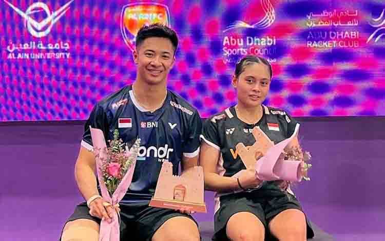 Ganda campuran Indonesia Dejan Ferdinansyah (kiri)/Bernadine Anindiya Wardana (kanan) saat sesi foto pemenang Super 100 Al Ain Masters 2025 di Uni Emirat Arab, Minggu (6/10/2025). (ANTARA/HO-PBSI)