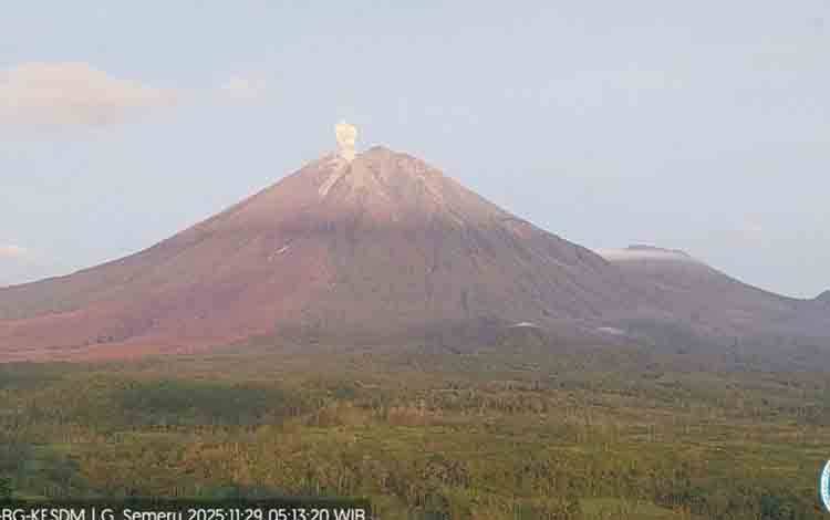 Gunung Semeru Erupsi Disertai Awan Panas Guguran Sejauh 3.500 Meter