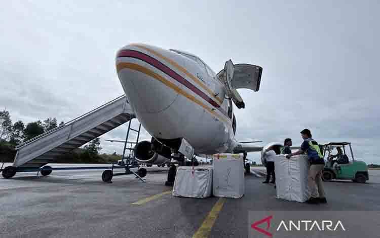 Petugas menyusun sejumlah bantuan logistik dari bagasi pesawat di Bandara Silangit, Tapanuli Utara, Sumatera Utara, Jumat (28/11/2025). ANTARA/HO-BNPB/aa.
