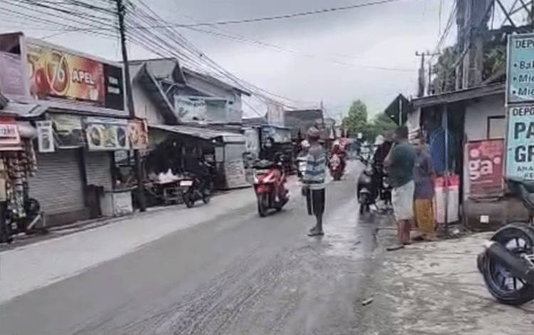 6 Pemotor Jatuh Gegara Ceceran Tanah Lalu Lintas Truk di Sungai Lulut Banjarmasin
