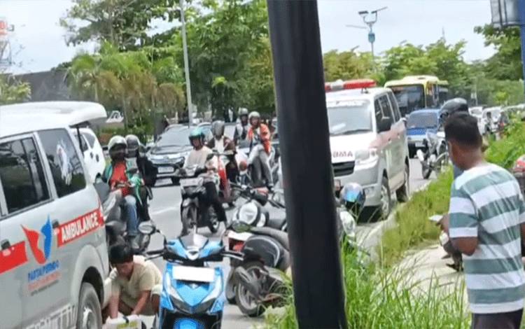 Banyak Pengendara Tumbang di Jalan Ahmad Yani Km 10 Kertak Hanyar Kalsel, Diduga Akibat Ceceran Oli