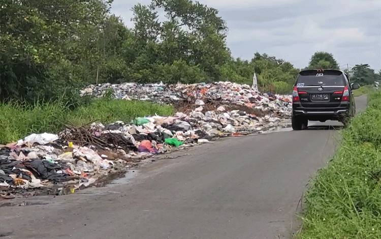 Tumpukan Sampah di Jalan Sawit Raya Sampit Perlu Solusi Ketika Wilayah Mulai Padat Penduduk
