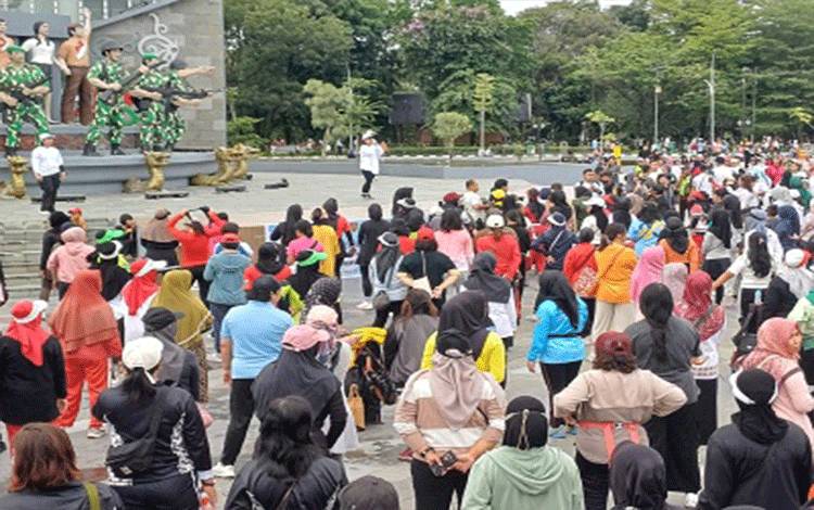 Kolaborasi DP3APPKB BKOW, dan Perwosi Warnai Senam Hari Ibu di Bundaran Besar Palangka Raya