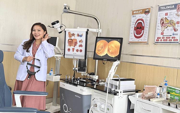 Dokter spesialis THT-BKL, dr Rositania Manyang Budiharjo, Saat menjelaskan alat medis audiometri di RSUD Pulang Pisau, Minggu, 30 November 2025. (FOTO: RETHA)