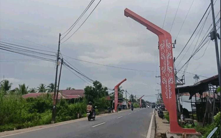 Ornamen Khas Dayak di PJU Semakin Percantik Kota Kuala Kapuas