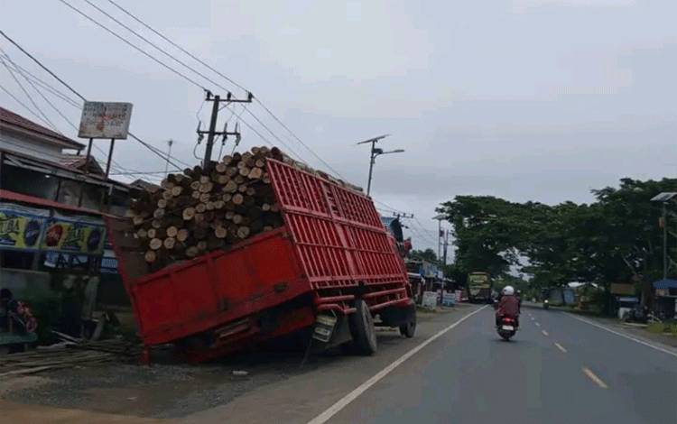 Truk Bermuatan Kayu Amblas di Tepi Jalan Trans Kalimantan Anjir