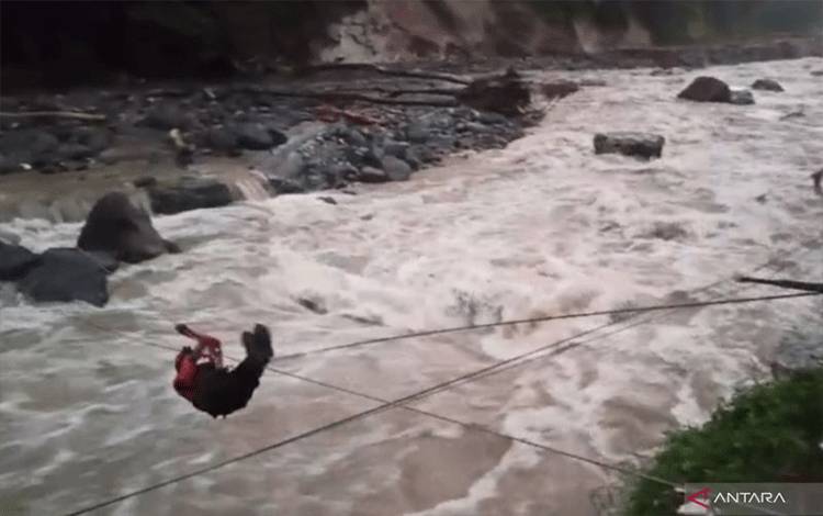 Ilustrasi: Tim Kantor SAR Padang melintasi lintasan tali yang membentang sepanjang 50 meter untuk mengevakuasi dua korban yang hanyut terbawa banjir bandang di aliran sungai Silaing Bawah, Kabupaten Padang Panjang, Sumatera Barat, Sabtu (29/11/2025) ANTARA/HO-Basarnas