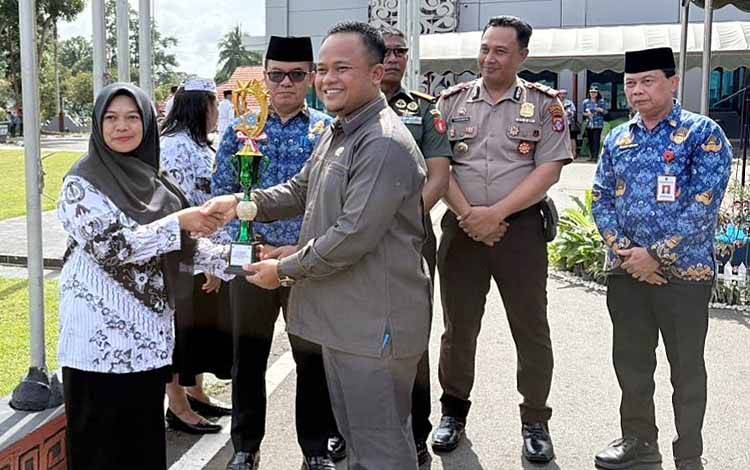 Pemkab Barito Timur Anugerahkan Penghargaan Guru Berprestasi 2025