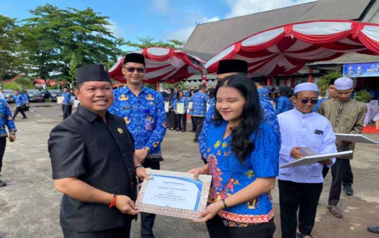 Pemkab Kapuas Serahkan Penghargaan bagi Peserta MTQ dan Pesparani