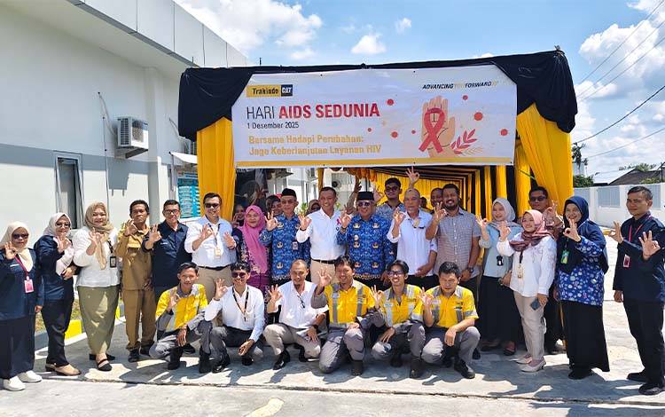 Wabup Kobar Suyanto foto bersama peserta peringatan hari Aids sedunia di PT. Trakindo Utama Pangkalan Bun. (FOTO : DANANG)