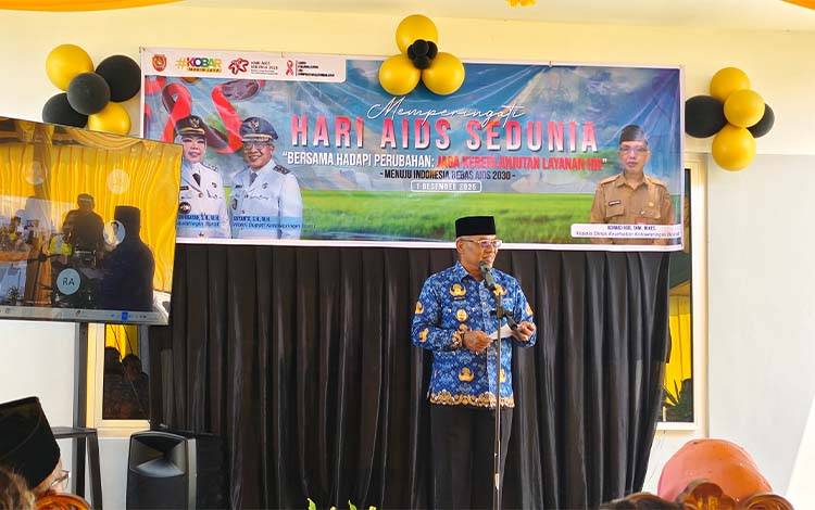 Wabup Kobar Suyanto saat memberikan sambutan pada peringatan hari Aids sedunia. (Foto : DANANG)