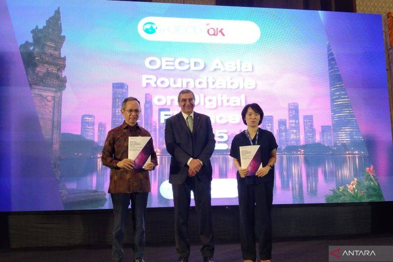 Ketua Dewan Komisioner OJK Mahendra Siregar (kiri) bersama Direktur Finansial dan Hubungan Bisnis OECD Carmine Di Noia (tengah) dan Direktur Komisi Jasa Keuangan Korea (FCS) Korea Selatan Nayoon Seo di sela-sela forum Organisasi Kerja Sama dan Pembangunan Ekonomi (OECD) Asia soal Keuangan Digital 2025 di Sanur, Denpasar, Bali, Senin (1/12/2025). ANTARA/Dewa Ketut Sudiarta Wiguna