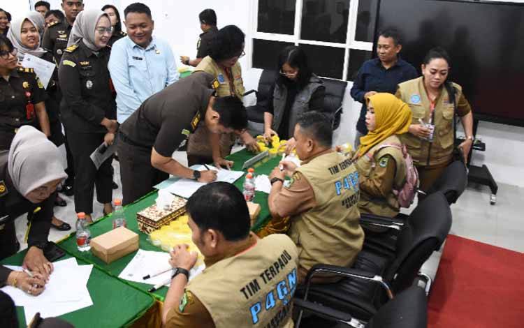 Pegawai Kejari Kapuas Dites Urine, Deteksi Dini Penyalahgunaan Narkotika