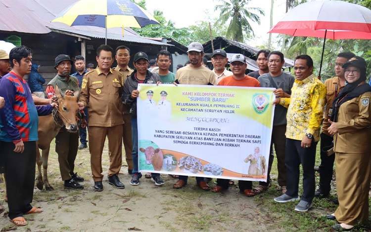 Bupati Seruyan Serahkan Bantuan Hibah Ternak