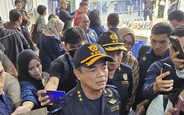 Direktur Jenderal Bea dan Cukai Djaka Budhi Utama saat ditemui dalam Konferensi Pers Pemusnahan Barang Kena Cukai Ilegal Kanwil DJBC Jakarta, Rabu (3/12/2025) (ANTARA/Bayu Saputra)