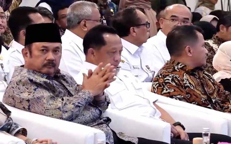 Menteri Perencanaan Pembangunan Nasional/Kepala Badan Perencanaan Pembangunan Nasional (PPN/Bappenas) Rachmat Pambudy (memakai kopiah) dalam agenda Indonesia's Geopark Leader Forum, Building Knowledge for Indonesia's Geopark Development di Jakarta, Rabu (3/12/2025). ANTARA/(Muhammad Baqir Idrus Alatas)