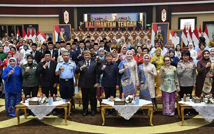 Foto bersama saat rangkaian Puncak Peringatan Hari Ibu ke-97. (FOTO: BIRO ADPIM SETDA KALTENG)