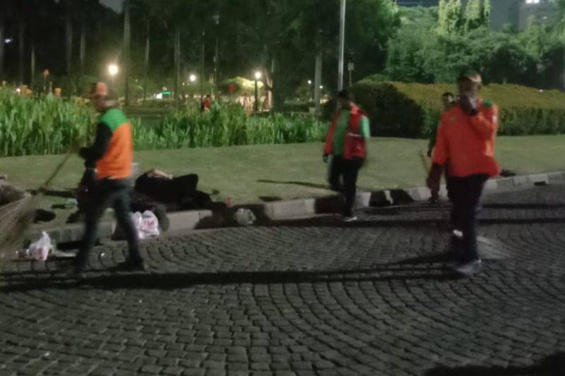 Petugas membersihkan kawasan Monas setelah acara Reuni Akbar 212 di Jakarta, Rabu (3/12/2025) dini hari. ANTARA/HO-Sudin LH Jakpus.