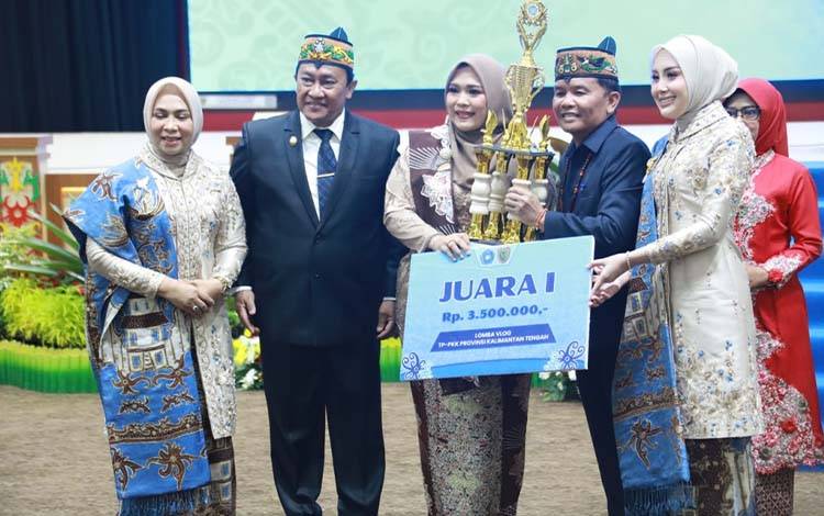 Penyerahan Hadiah Lomba Vlog POKJA 1 TP-PKK Kalteng Tutup Peringatan Hari Ibu