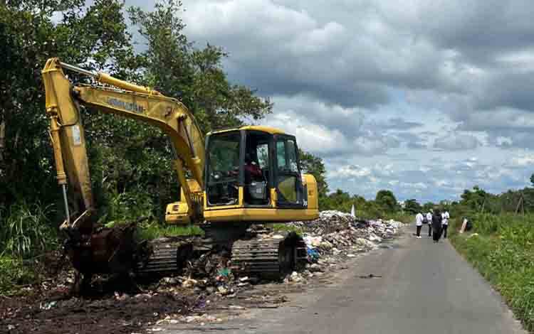 DLH Kotim Kerahkan Alat Berat Atasi Tumpukan Sampah di Jalan Sawit Raya