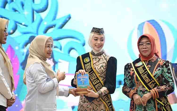 Gubernur Kalteng Ajak Masyarakat Isi Ruang Digital dengan Konten Edukatif