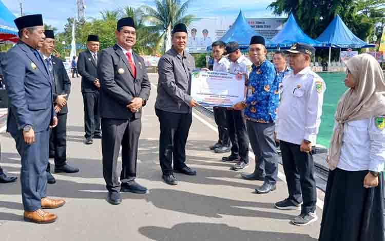 Bupati Barito Utara Serahkan Bantuan Hibah BPBD ke Desa Tangguh Bencana