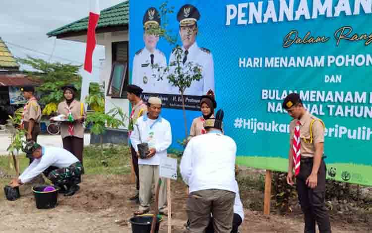 Pemprov Kalteng Tanamkan Kesadaran Lingkungan Lewat Aksi Penghijauan di SMKN 5 Palangka Raya