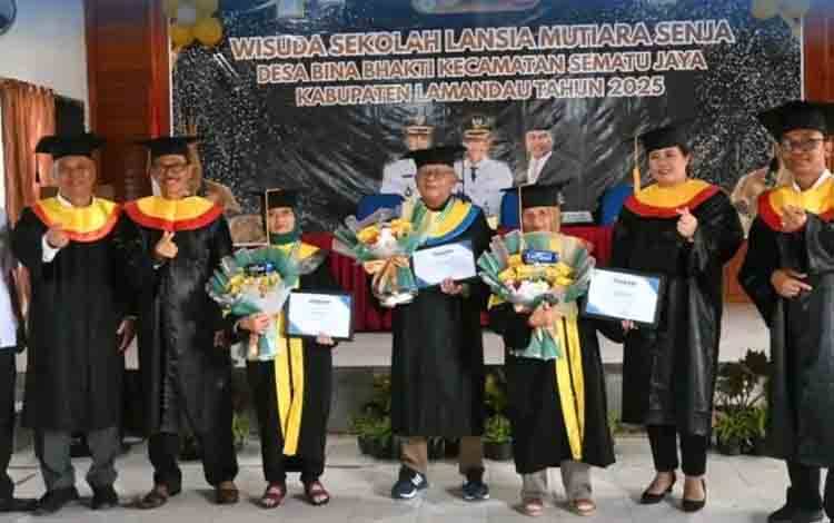 Wakil Bupati Lamandau Apresiasi Semangat Lansia dalam Wisuda Sekolah Lansia Program Bangga Kencana 2025