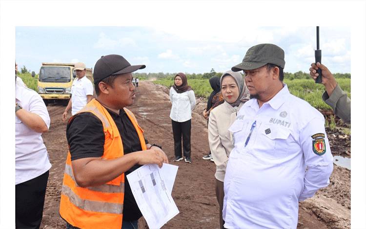 Bupati Katingan Tinjau Progres Pembangunan Jalan Kereng Pakahi - Kampung Tengah