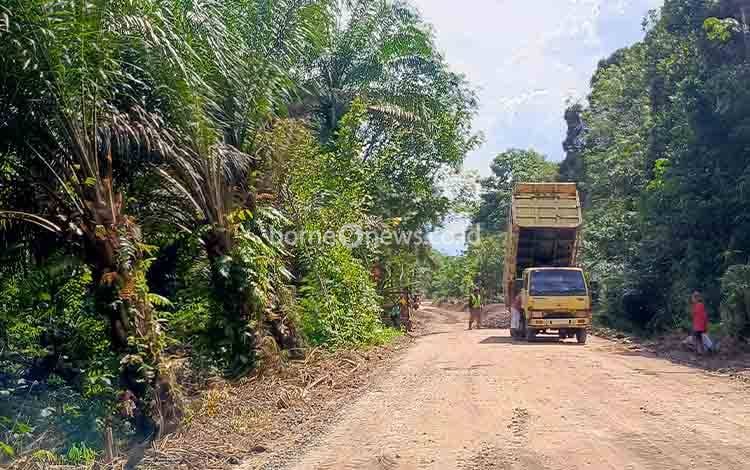 Warga Tinduk Kotim Bersyukur Akhirnya Jalan Akses Desa Diperbaiki