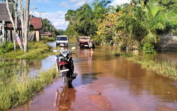 Banjir di Tualan Hulu Kotim Sebabkan Jalan Poros Desa Merah Terputus