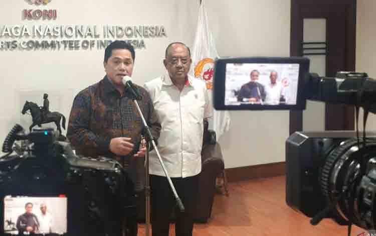 Menteri Pemuda dan Olahraga Erick Thohir (kiri) bersama Ketua Umum Komite Olahraga Nasional Indonesia (KONI) Pusat Marciano Norman (kanan) memberikan keterangan kepada awak media di Jakarta, Kamis (4/12/2025). (ANTARA/Aloysius Lewokeda)