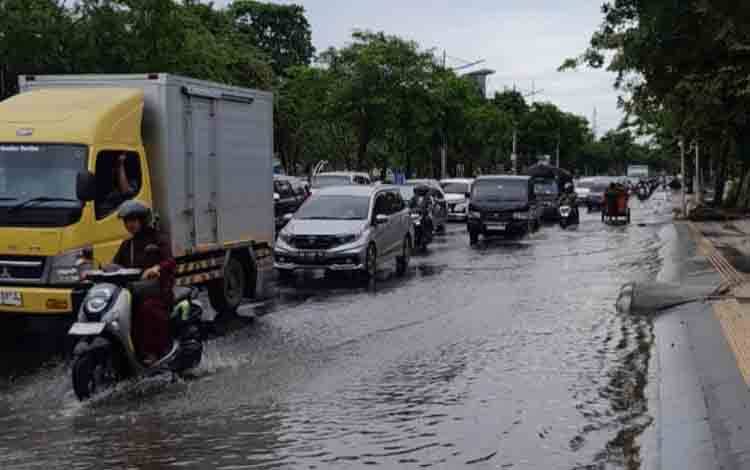 Genangan Air di Ahmad Yani Banjarmasin Sebabkan Pengendara Terjebak Antrean Panjang