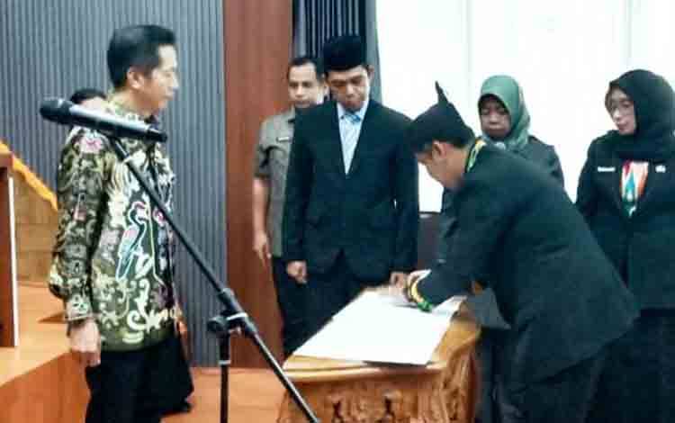 Sekda Barito Utara Drs Muhlis melantik dan mengambil sumpah janji Pjs Damang Kecamatan Lahei, di aula Setda Lantai I, Kamis 4 Desember 2025. (Foto: Dhani)