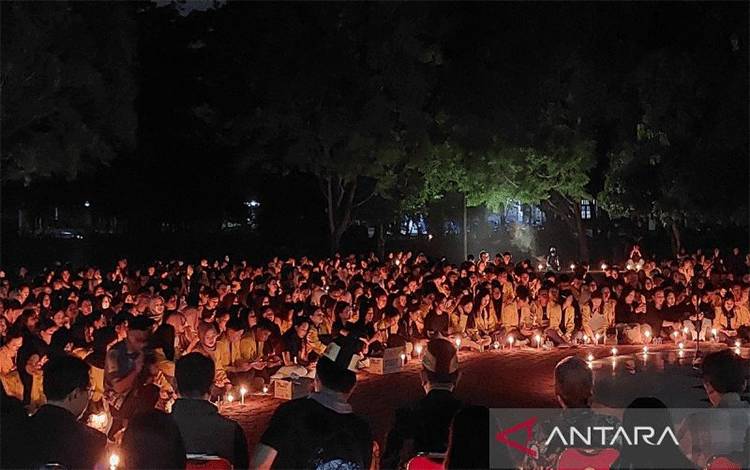 Ratusan Mahasiswa Palangka Raya Gelar Aksi 1.000 Lilin Peduli Sumatera