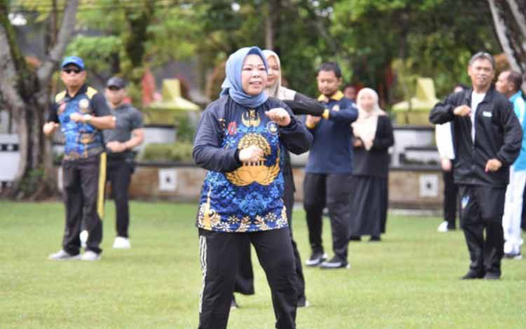 Bupati Kobar Nurhidayah mengikuti senam bersama dalam rangkaian HUT ke-54 Korpri, Jumat, 5 Desember 2025