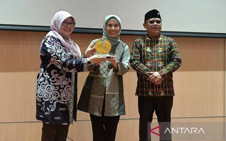 Kiri ke kanan: Direktur Sumber Daya Direktorat Jenderal Pendidikan Tinggi Kemdiktisaintek, Sri Suning Kusumawardani, Ketua Komisi X DPR RI Hetifah Sjaifudian, dan Rektor Unmul Prof Abdunnur dalam Sosialisasi Peningkatan Mutu Dosen di Samarinda, Jumat (5/12/2025). ANTARA/Ahmad Rifandi.
