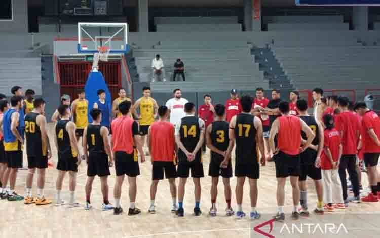 Para pemain timnas bola basket putra Indonesia latihan untuk persiapan SEA Games Thailand 2025, di GMSB, Kuningan, Jakarta, Jumat (19/9/2025). (ANTARA/Donny Aditra)