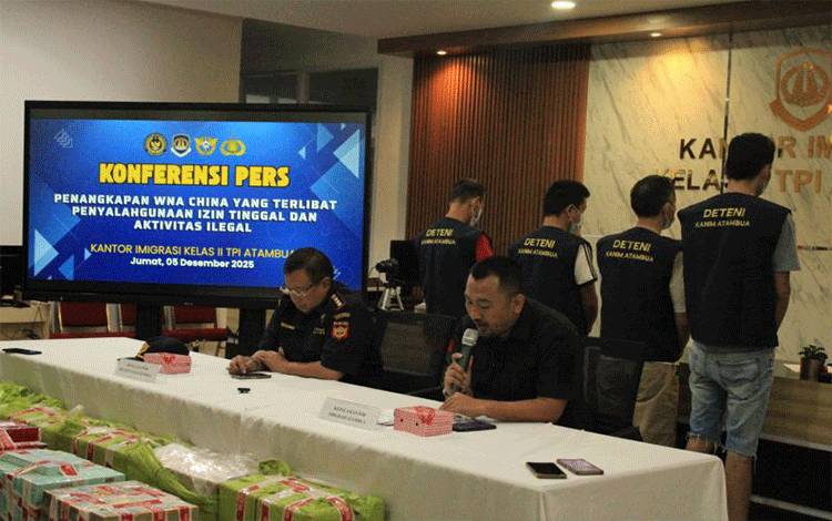 Imigrasi Tangkap WNA Penjual Rokok Ilegal